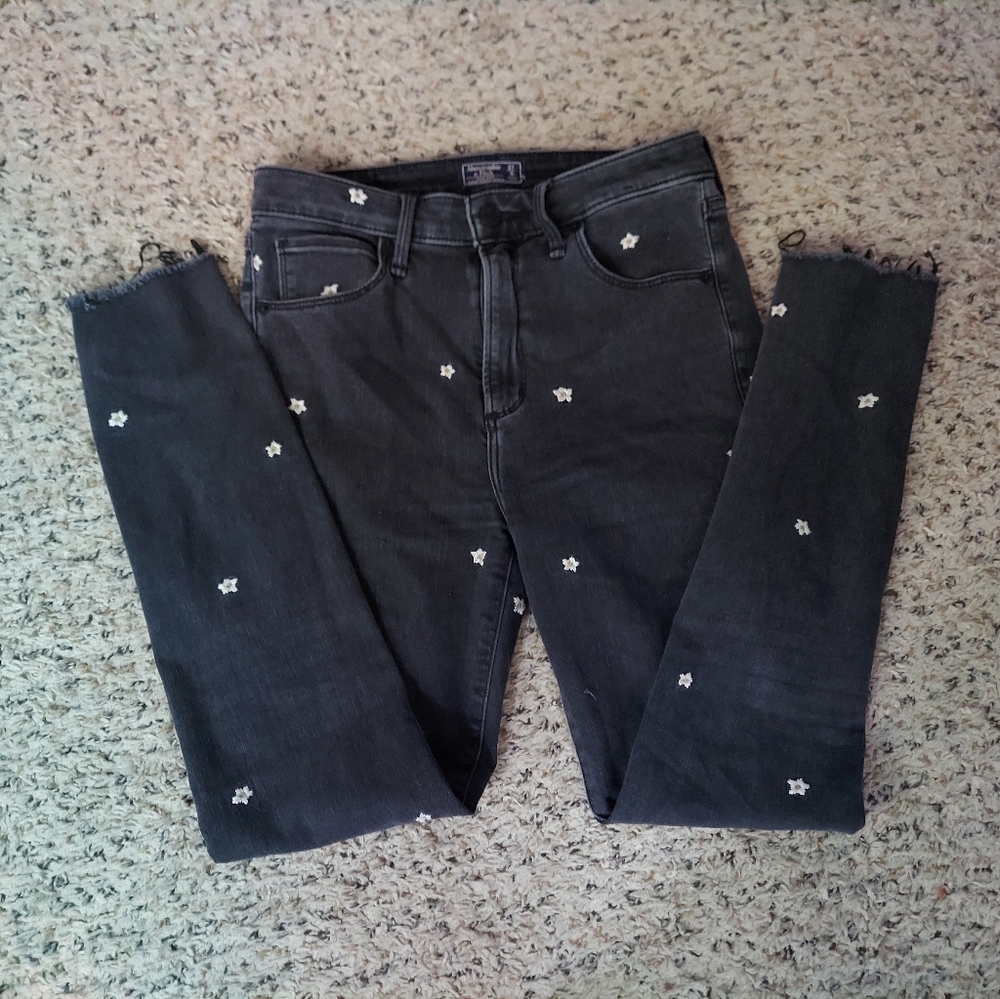 Abercrombie & Fitch Daisy Embroidered High Rise Jeans in Size 27